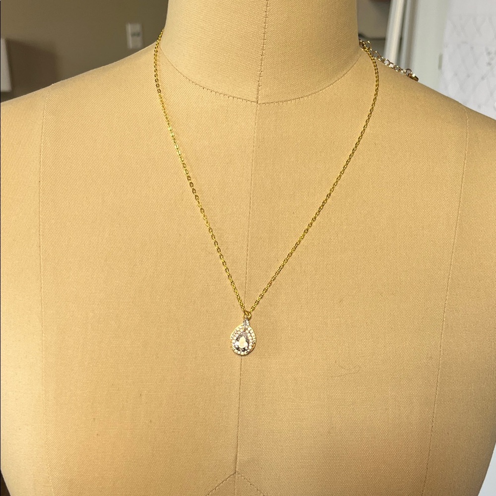 Elegant Gold Necklace with Teardrop Pendant
